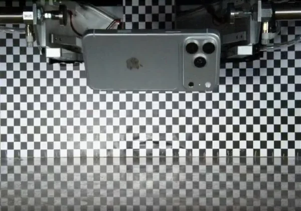 iPhone 18 Pro Max真机首次泄露：横向大矩阵镜组+全新深空灰配色