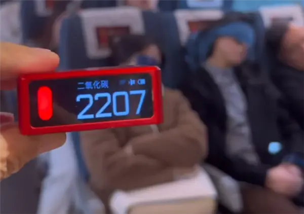 旅客称高铁二氧化碳超标 12306回应:会实时换气