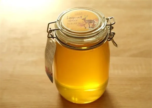 枇杷花蜂蜜的功效与作用，枇杷蜜有什么好处？（枇杷花蜂蜜水的作用与功效与禁忌）