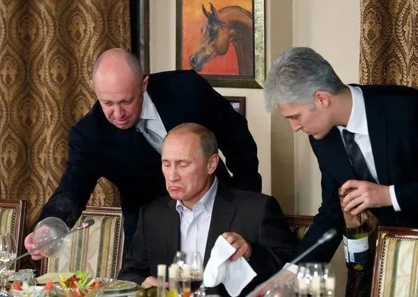 2011年，在莫斯科，普里戈任为时任俄罗斯总理的普京服务。图源：Misha Japaridze摄