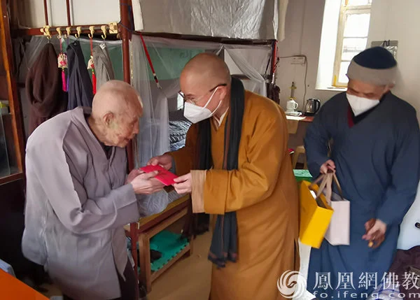 敬老护老，长者为尊：莆田广化寺方丈本性法师领众看望慰问佛门长者