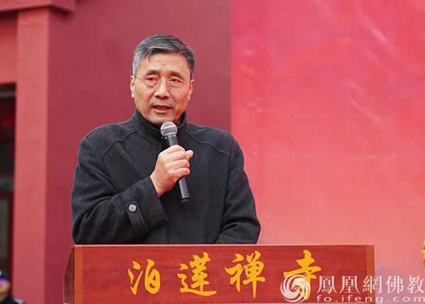 沧州市佛教协会秘书长庞维静居士在庆典仪式上宣读贺信
