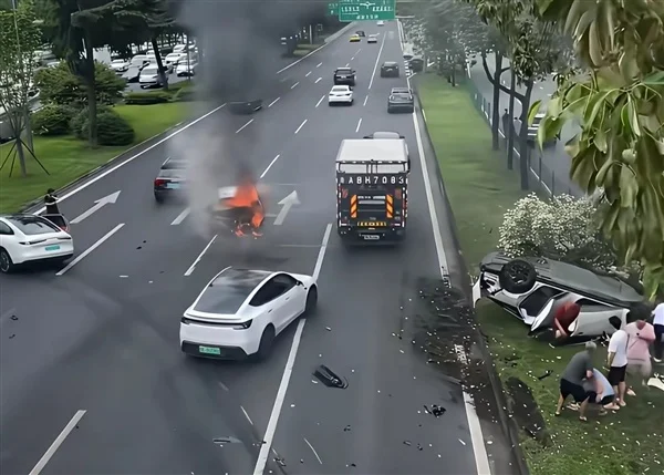 绿牌新能源油路被撞破 成都一汽车被追尾瞬间腾起大火