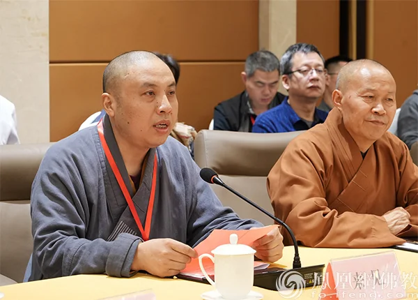 湖南常德夹山寺方丈来见法师宣读贺信(图片来源:凤凰网佛教文化)