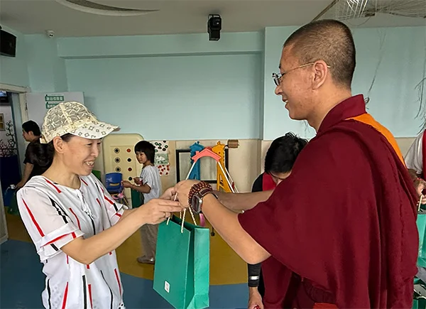 法师与志愿者慰问莲湖区残联的残障伙伴