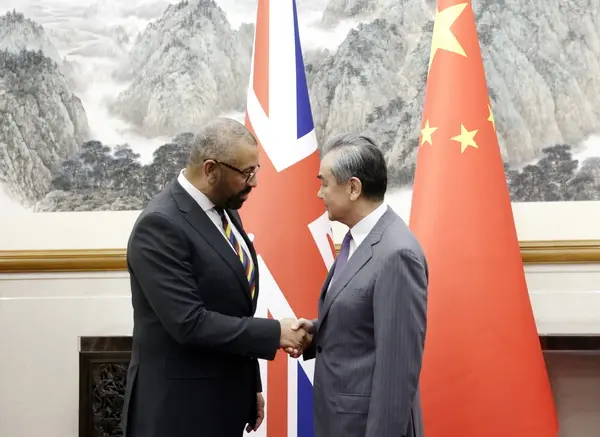 2023年8月30日，中共中央政治局委员、外交部长王毅在北京同英国外交发展大臣克莱弗利举行会谈。