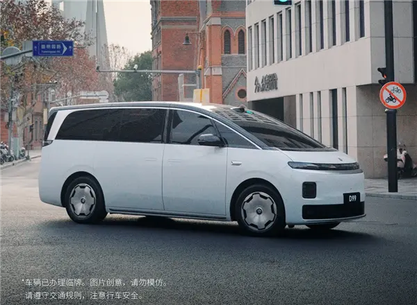零跑又要掀桌子 全新MPV车型D99内饰发布：旋转座椅安排了