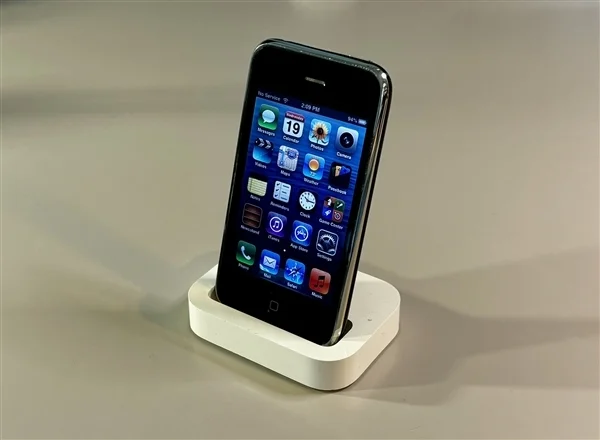 看懵了!初代iPhone到iPhone 17自拍对比 网友吐槽几乎一样