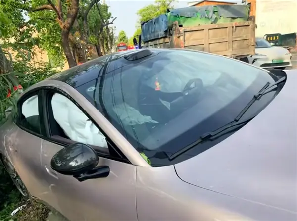 新一代小米SU7被大货车拦腰撞击 驾驶员毫发无伤 果断又定了一台