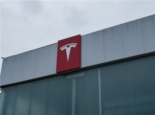 彻底取消方向盘！报道称特斯拉启动无方向盘Cybercab量产：首批14台已部署