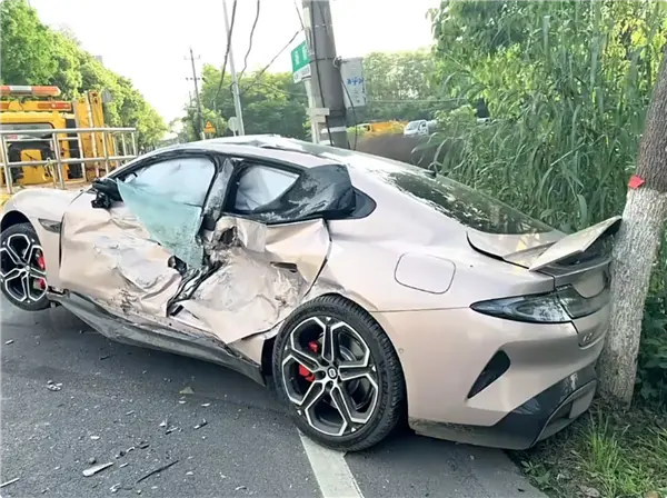 新一代小米SU7被大货车拦腰撞击 驾驶员毫发无伤 果断又定了一台