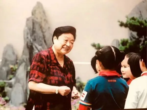 退休后的吴佩芳和孩子们在一起