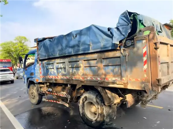 新一代小米SU7被大货车拦腰撞击 驾驶员毫发无伤 果断又定了一台