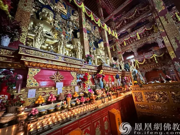 西宁宗喀大慈宏觉寺僧众为受灾群众点燃酥油灯