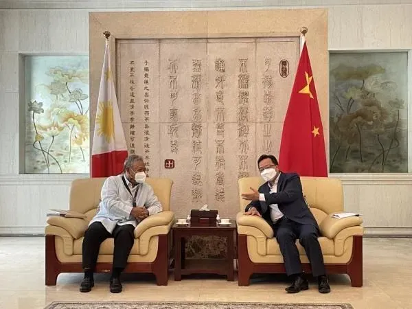 中国驻菲大使黄溪连8月11日会见菲律宾新任交通部长包蒂斯塔
