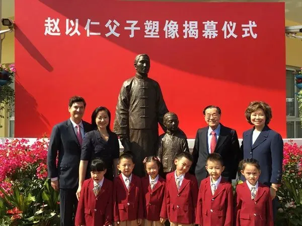 ▲赵小兰（右一）、赵锡成（右二）、赵安吉（左二）及其丈夫Jim Breyer（左）在上海嘉定“马陆以仁幼儿园”建园20周年庆典上为赵以仁铜像揭幕。