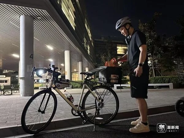 下班送外卖的策策。图/潮新闻