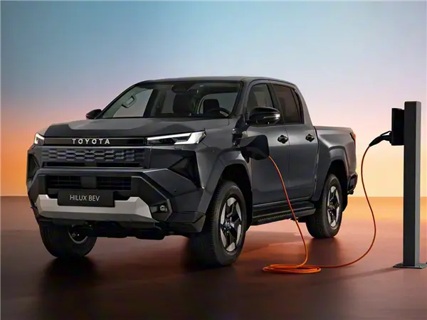 丰田“不死鸟”上新 全新海拉克斯皮卡发布：首次用上纯电