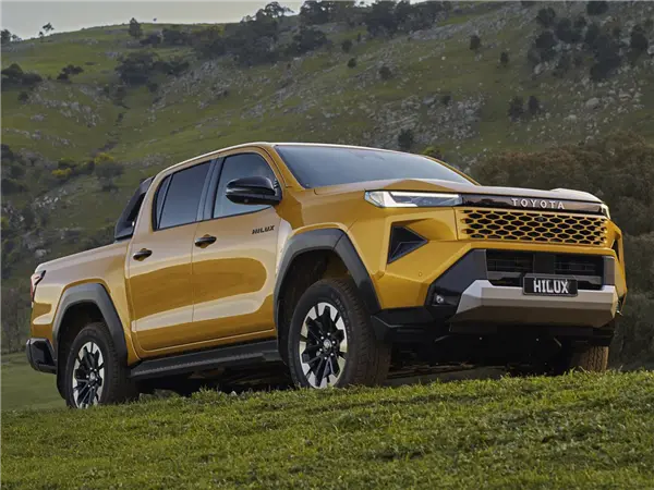 丰田“不死鸟”上新 全新海拉克斯皮卡发布：首次用上纯电