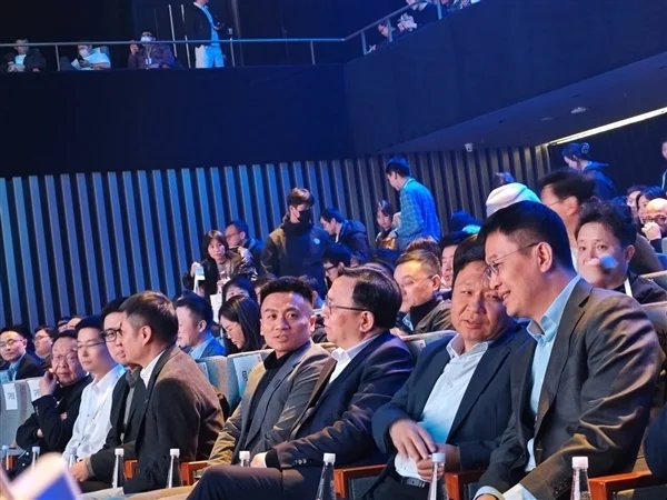 雷军回应新一代SU7发布会李斌魏建军缺席:虽然没来 也特别感谢