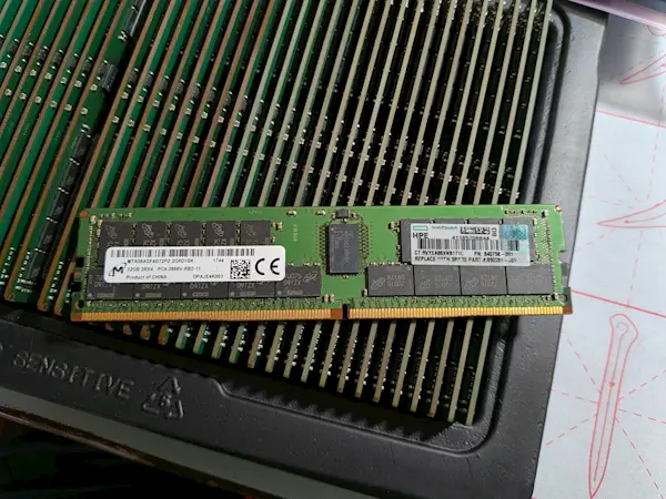 网友爸爸2年前垃圾堆里捡回72条32GB DDR4 内存：如今价值近14万