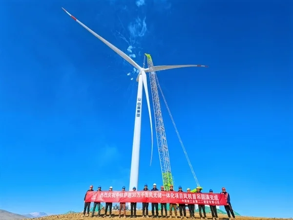 海拔5092米！世界在建海拔最高风电项目首台风机吊装成功