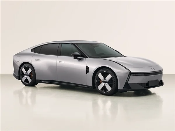 赛博未来感十足 全新小鹏P7实车曝光：首次亮灯了(图3)