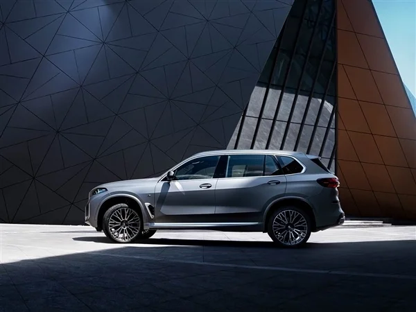 宝马X5国产平替 极氪8X实车出街