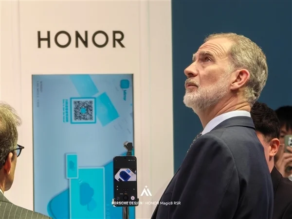 西班牙国王现身MWC 2026荣耀展台!李健亲自接待 赠送荣耀Magic V6