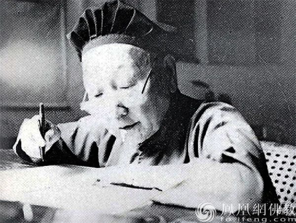 宽能法师伏案工作