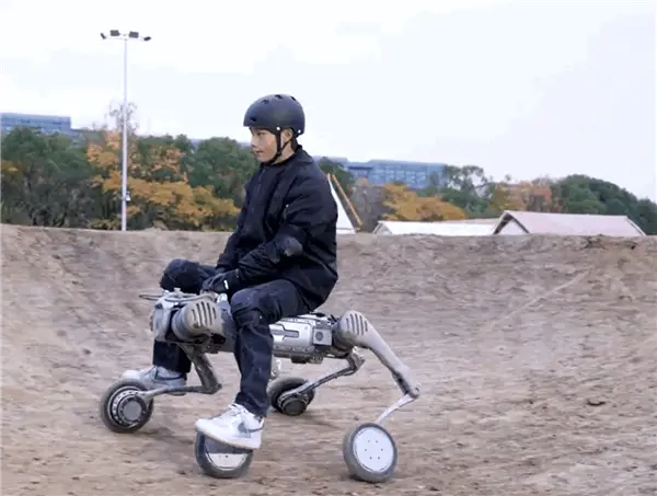 宇树科技B2-W工业轮足机器狗大秀技能：上山下水、侧空翻无所不能(图3)