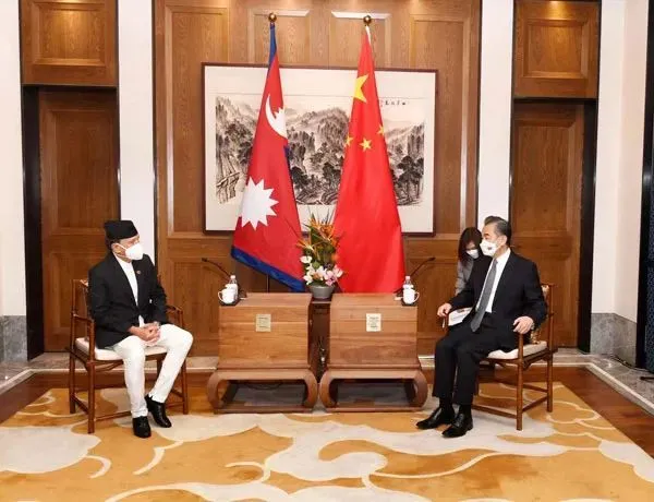 8月10日，国务委员兼外长王毅在山东青岛同来华访问的尼泊尔外长卡德加（左）举行会谈 图：外交部官方网站