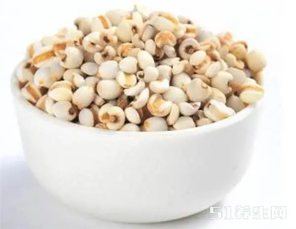 薏米炒熟和生的有什么区别，搭配什么吃可以达到最好的祛湿效果？-炒熟的薏米好还是生的薏米好