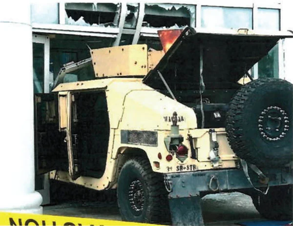 悍马撞击美军步兵第3师师部