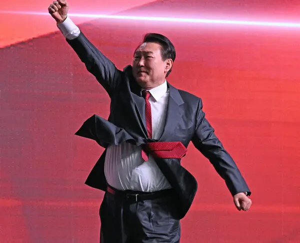 3月8日，尹锡悦在韩国国民力量党全国代表大会上造势。图源：韩联社