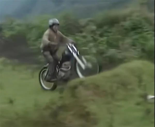 张雪向节目组表演（湖南卫视视频截图）