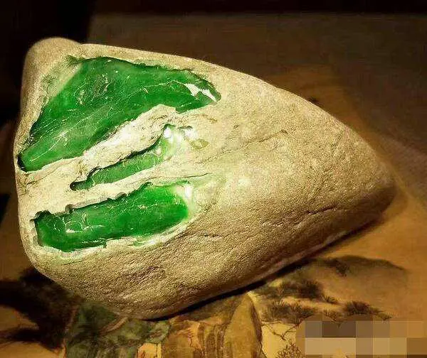 翡翠原石为什么是最难鉴定的宝石原石？-翡翠原石如何鉴别好坏
