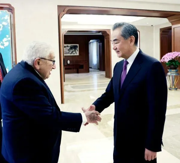 7月19日，王毅在北京会见基辛格。图源：外交部