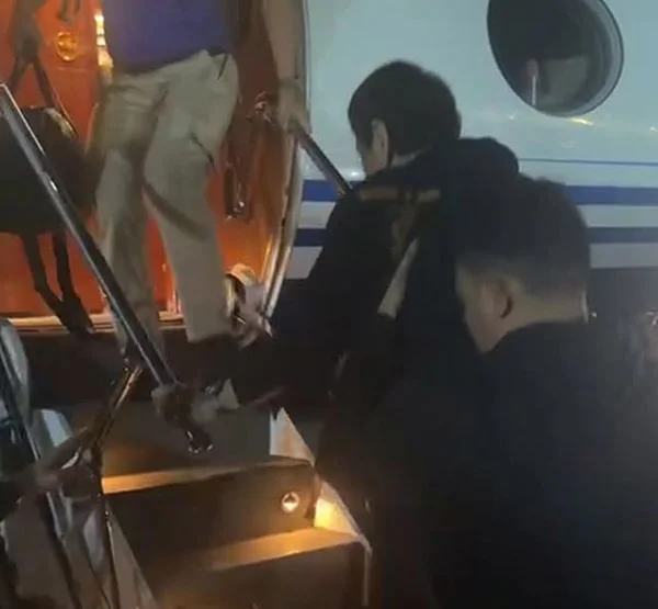 去年3月，杜特尔特被捕以及登上飞机的画面 视频截图