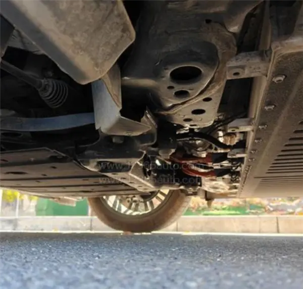 北汽极狐T1遭车主集体投诉:底盘减配护板 高压线束直接裸露在外