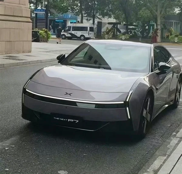 赛博未来感十足 全新小鹏P7实车曝光：首次亮灯了(图1)