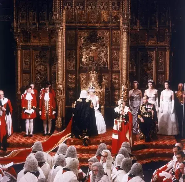 ● 1964年，伊丽莎白二世主持议会开幕式 / 网络
