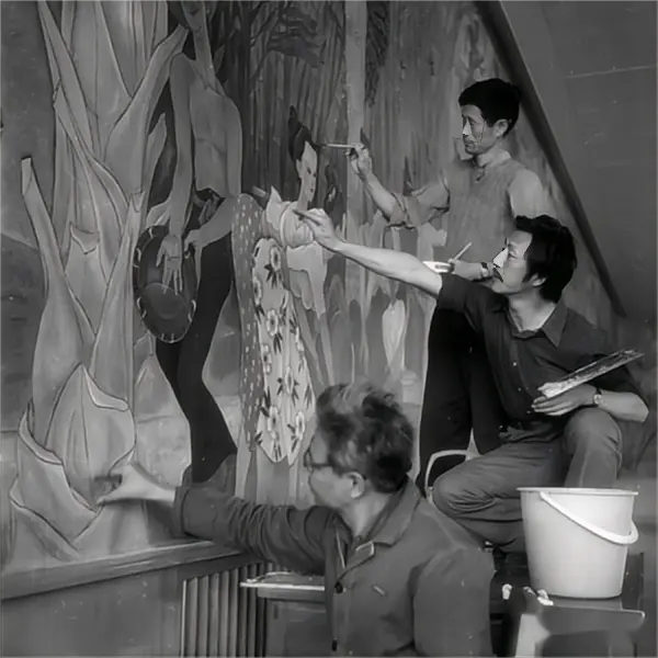 1979年夏，首都国际机场壁画《泼水节-生命的赞歌》的作者袁运生（中）在创作绘制中。社交媒体