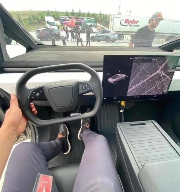 特斯拉Cybertruck原型车内饰首次曝光，没有采用Yoke方向盘1