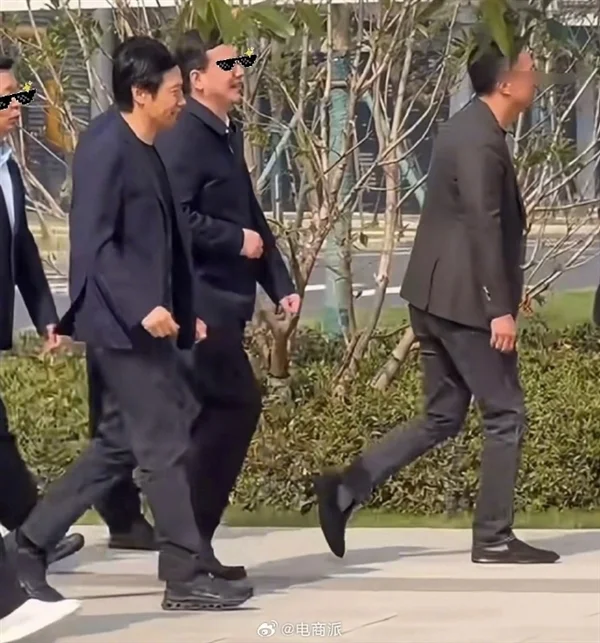 雷军现身武汉 出席小米智能家电工厂活动 走路不忘拨弄刘海_https://www.izongheng.net_快讯_第3张