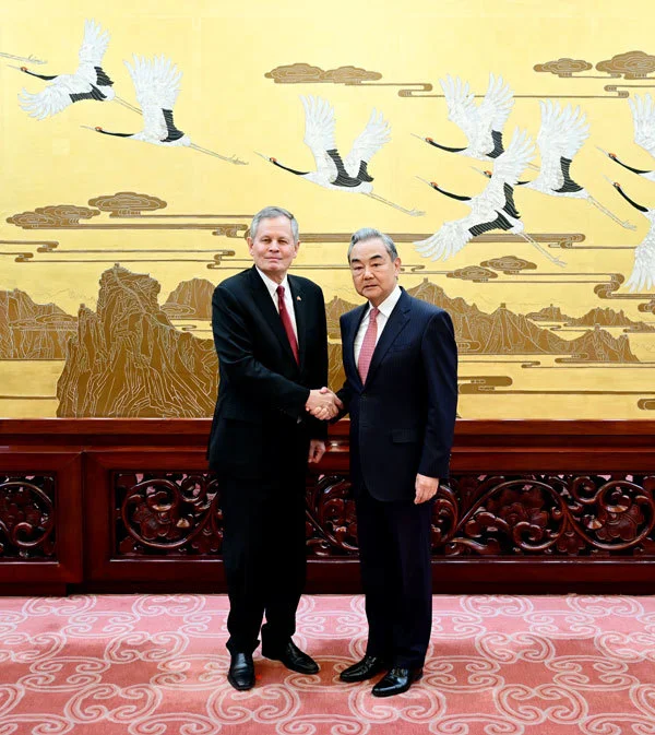 王毅会见美国会参议员代表团：万物并育而不相害