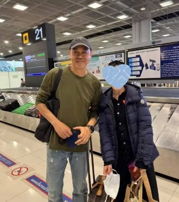 网友曼谷机场偶遇刘青云 穿破洞牛仔裤低调时尚