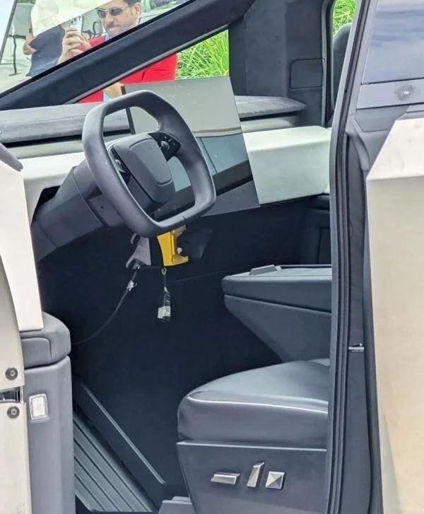 特斯拉Cybertruck原型车内饰首次曝光，没有采用Yoke方向盘2