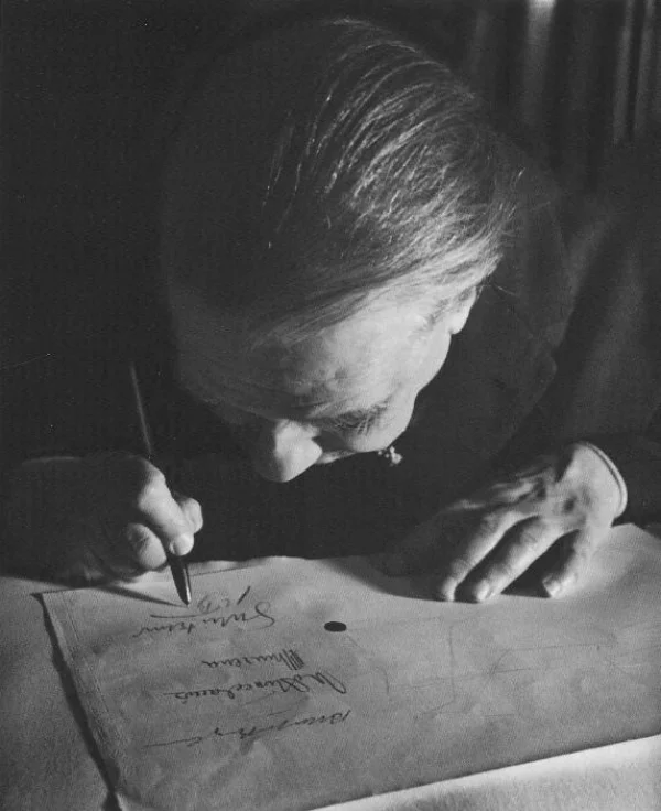 伏案书写的博尔赫斯