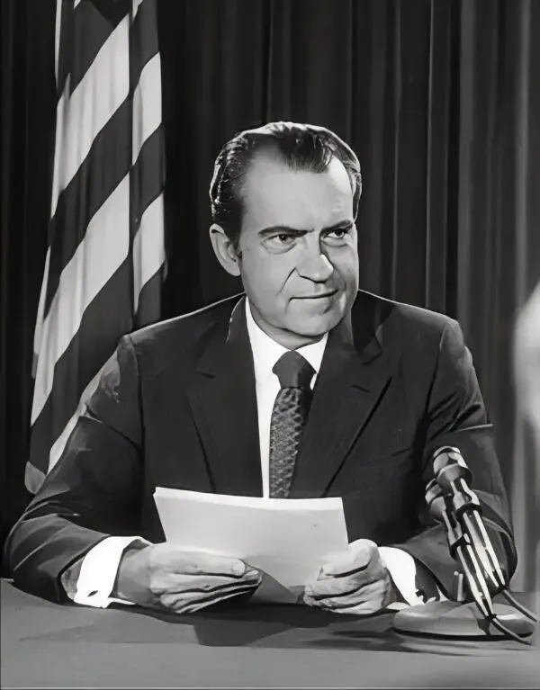 1971年8月15日，时任美国总统尼克松在电视上发表讲话，宣布停止美元与黄金间的兑换，使外国政府不得再以美元兑换黄金